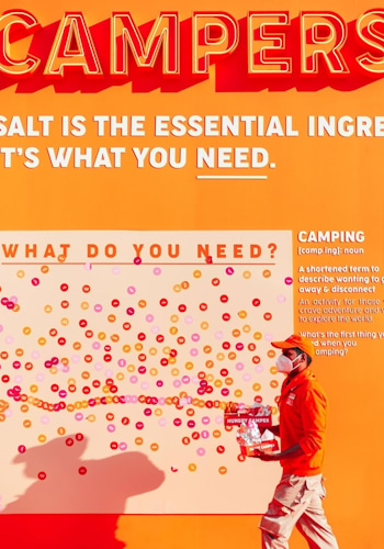 Studio Königshausen’s design for SALT CAMP in Dubai redefines camping for foodies, blending the charm of the great outdoors with a touch of glamour. We’ve created two dining areas, one for SALT and one for Sugar, offering savory meals and sumptuous desserts. The space is filled with interactive features, including a camping store, campfire confession table, and a stargazing area, all reflecting the brand’s personality. Königshausen: your partner in design, concept development, and scenography.